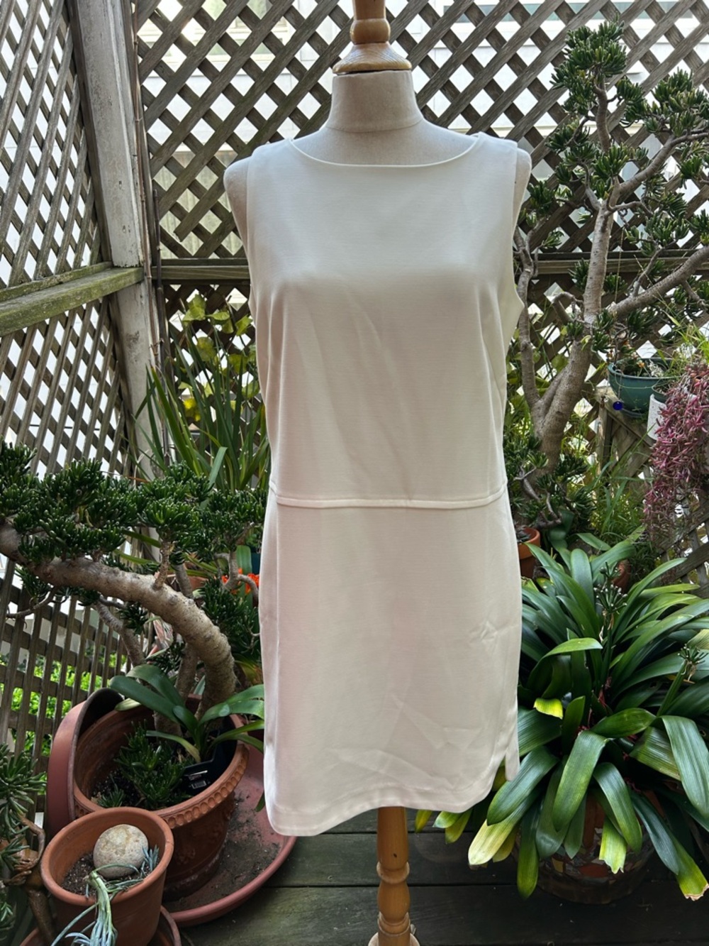Ann Taylor, Off White Sleeveless Shift Dress . Modern Hem. Size 10P. LINED. NWT